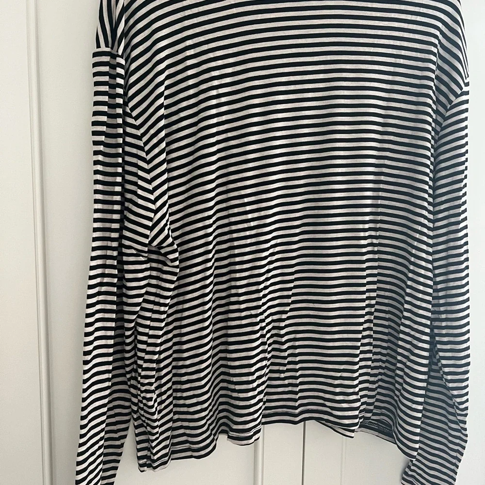 Studio Monochrome Striped Tee. Waist length. Chic and super comfortable. Soft. - Picture 14 of 14